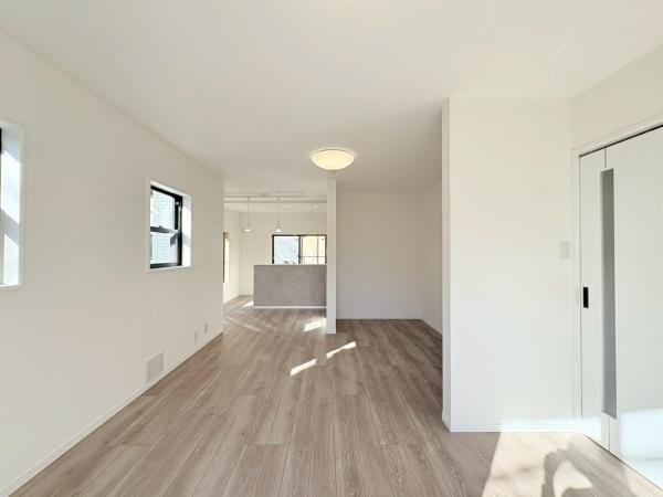 茅ヶ崎市柳島海岸の中古一戸建の居間・リビング|リビングダイニングです。乗数以上に広く感じますね。