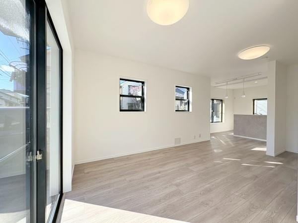 茅ヶ崎市柳島海岸の中古一戸建の居間・リビング|家族みんなが爽やかに健やかに過ごせるように、溢れる光をたっぷり取り込んだリビングダイニング。集いの場、憩いの場としての快適性を求めたやすらぎの空間です。