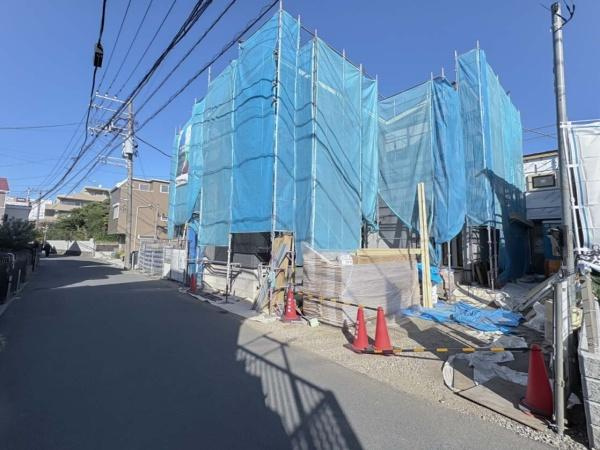 藤沢市辻堂１丁目の新築一戸建の前面道路含む現地写真