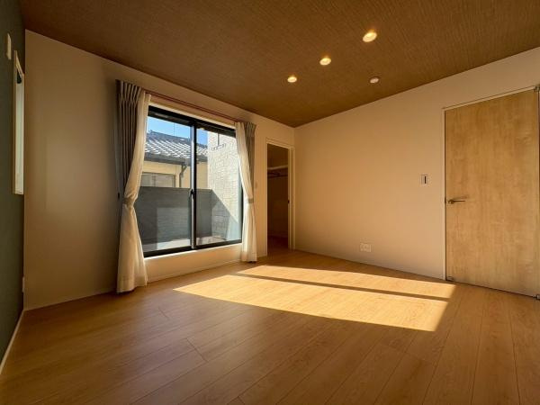 横須賀市長井３丁目の新築一戸建の寝室|全居室にはクローゼットを完備！普段使いのお洋服や小物はもちろん、季節物のお洋服などもしっかりと整理整頓おしまい頂けます。居室空間をより広く隅々までお使いいただけますね。
