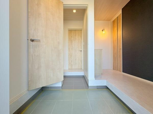 横須賀市長井３丁目の新築一戸建の玄関|玄関には大容量のシューズクローゼットがございます。