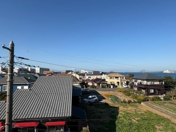 横須賀市長井３丁目の新築一戸建のバルコニー|プライベート性が確保されたバルコニー。陽光が降り注ぎます。