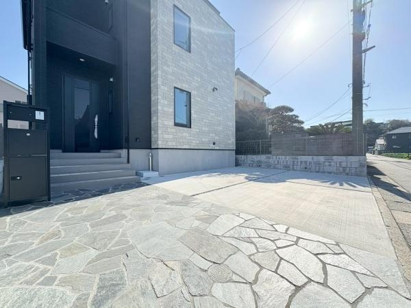 横須賀市長井３丁目の新築一戸建の駐車場|「ゆったりスペースで安心駐車」 二台分の駐車スペースで、ご家族やゲストも快適に