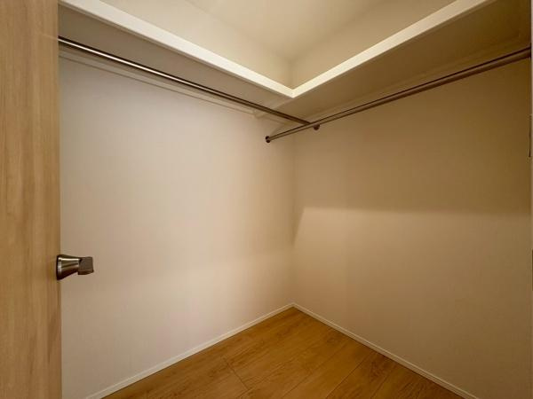 横須賀市長井３丁目の新築一戸建の収納|ウォークインクローゼットの豊富な収納力も魅力的の一つですね。