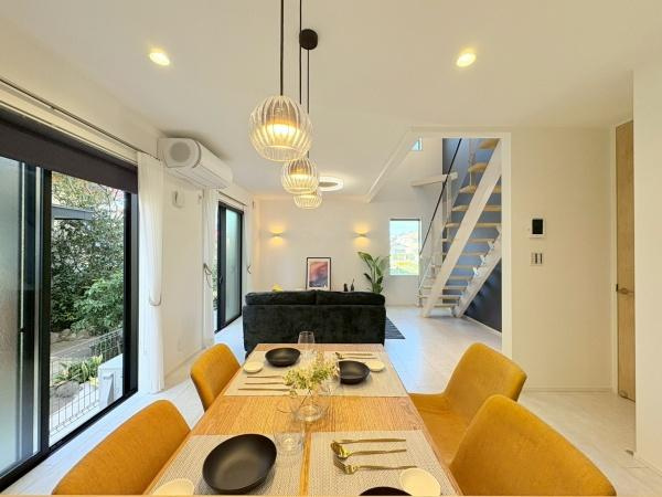 横須賀市長井３丁目の新築一戸建の居間・リビング|キッチン側からリビングを撮影しました。乗数以上に広さを感じるリビングです。