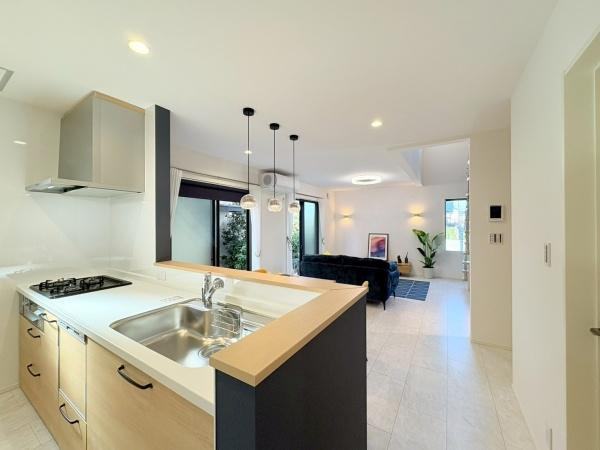 横須賀市長井３丁目の新築一戸建の居間・リビング|キッチン側からリビングを撮影しました。乗数以上に広さを感じるリビングです。