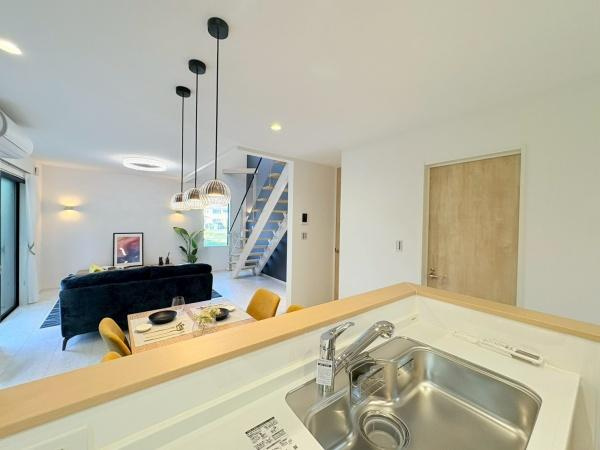 横須賀市長井３丁目の新築一戸建の居間・リビング|キッチン側からリビングを撮影しました。乗数以上に広さを感じるリビングです。