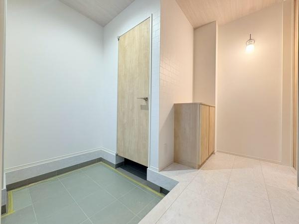 横須賀市長井３丁目の新築一戸建の玄関|明るく広々とした玄関は、開放感があり温かみを感じさせてくれます。