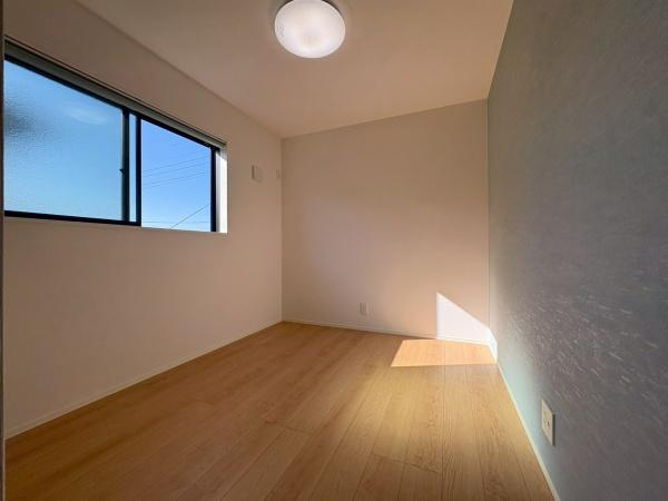 横須賀市長井３丁目の新築一戸建の洋室|各部屋に大きめの収納がございます。室内は広く使えます。