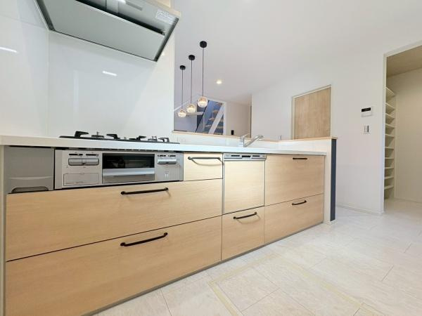 横須賀市長井３丁目の新築一戸建のキッチン|三ツ口コンロ・広々としたキッチンです。作業もしやすいです。収納力も〇