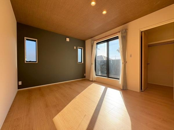 横須賀市長井３丁目の新築一戸建の寝室|全居室にはクローゼットを完備！普段使いのお洋服や小物はもちろん、季節物のお洋服などもしっかりと整理整頓おしまい頂けます。居室空間をより広く隅々までお使いいただけますね。
