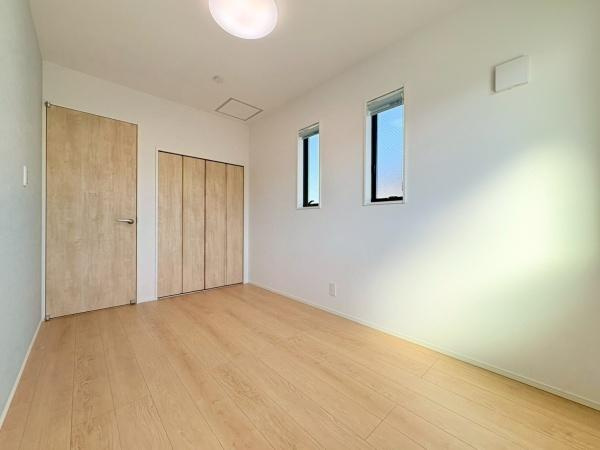 横須賀市長井３丁目の新築一戸建の洋室|広さ×収納です。子供部屋から寝室まで利用可能です。