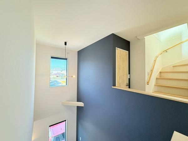 横須賀市長井３丁目の新築一戸建の内装|階段です。明るくて安心ですね。
