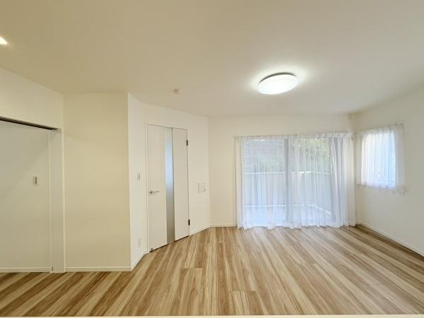 サングレイスパセオ・デラルスの居間・リビング|キッチンからの景・テラス６．９平米・椅子とテーブルが置けるスペース・夏はミニプールも置けます。
