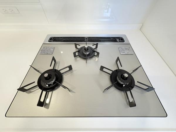 サングレイスパセオ・デラルスのキッチン|三ツ口コンロ・広々としたキッチンです。作業もしやすいです。収納力も〇