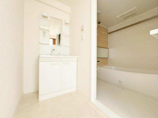 エステ・スクエア小田急相模原ステージ4の独立洗面台|洗濯パン・洗面室は、広さがあり、使いやすそうですね。