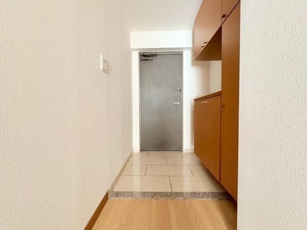 エステ・スクエア小田急相模原ステージ4の玄関|シューズボックスと玄関です。