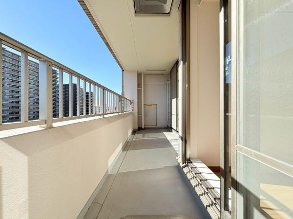 エステ・スクエア小田急相模原ステージ4のバルコニー|陽当たり良好のバルコニー・お布団も・お洗濯も沢山干せます。
