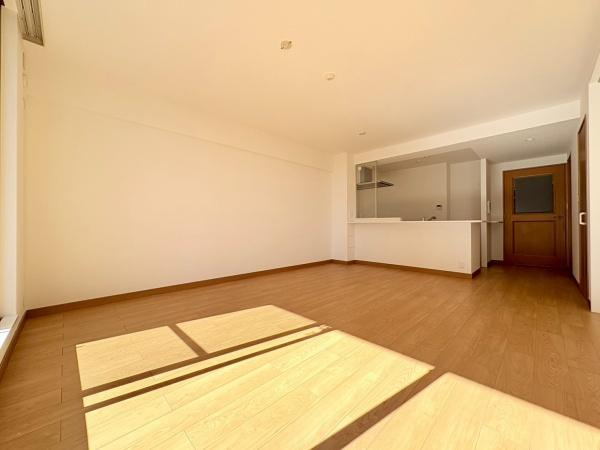 エステ・スクエア小田急相模原ステージ4の居間・リビング|リビングダイニングです。乗数以上に広く感じますね。