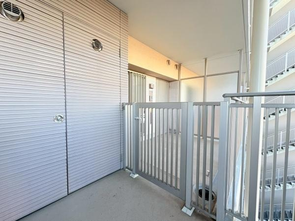 エステ・スクエア小田急相模原ステージ4の玄関|明るく広々とした玄関は、開放感があり温かみを感じさせてくれます。