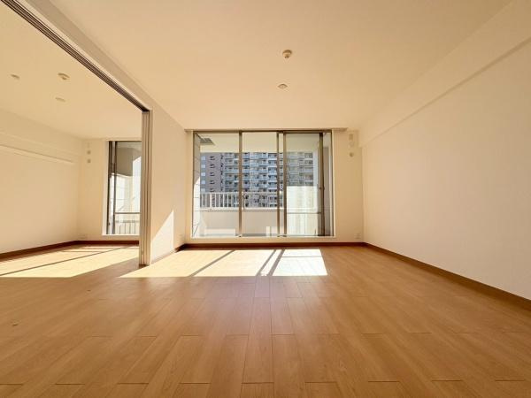 エステ・スクエア小田急相模原ステージ4の居間・リビング|家族みんなが爽やかに健やかに過ごせるように、溢れる光をたっぷり取り込んだリビングダイニング。集いの場、憩いの場としての快適性を求めたやすらぎの空間です。