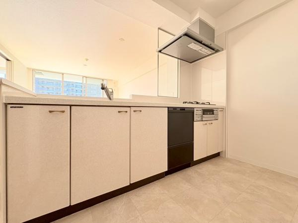 エステ・スクエア小田急相模原ステージ4のキッチン|広々としたキッチンです。作業もしやすいです。収納力も〇