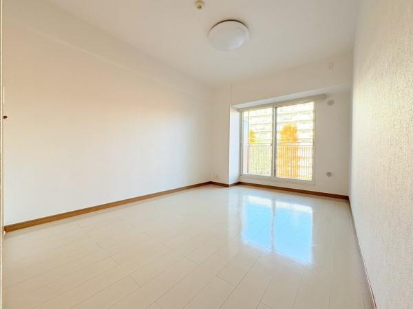 エステ・スクエア小田急相模原ステージ4の寝室|全居室にはクローゼットを完備！普段使いのお洋服や小物はもちろん、季節物のお洋服などもしっかりと整理整頓おしまい頂けます。居室空間をより広く隅々までお使いいただけますね。
