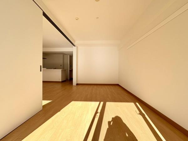 エステ・スクエア小田急相模原ステージ4の内装|【洋室】採光、通風が心地よいお部屋です。お子様部屋にも、お父さんの書斎にも、どんな目的でも心地よくお使いいただけるようなデザインになっています。お子様の成長に合わせて部屋割を変えたりしてもいいですね。