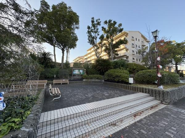 シティ能見台ふれあいの街Ｊ棟のその他|夕暮時の青い空に・学校帰りの子供たちの明るい歓声がこだまします。この日はクリスマスのイルミネーションがありました。