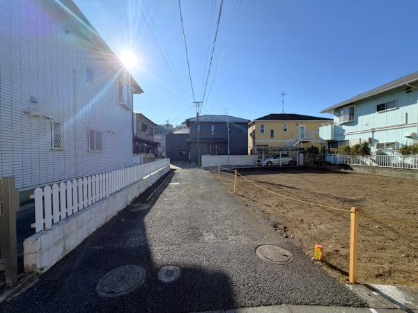 横浜市神奈川区松ケ丘の売地の前面道路含む現地写真