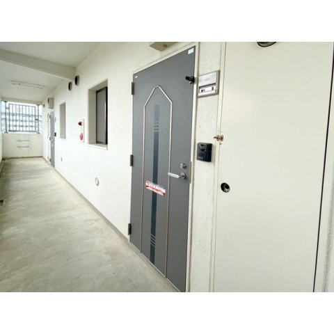 プレセランスアドニードの玄関