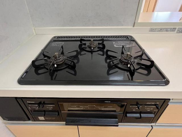 Ｆｌｏｒａｌ　Ｃｏｒｔ　（フローラルコート）のキッチン|３口ガスコンロ