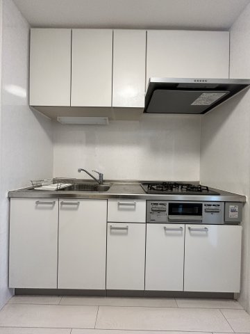 セザール第二西馬込のキッチン|コンロ付きのキッチンで自炊がしやすい仕様。シンク横のスペースも確保されており、調理や片付けがしやすい設計です。