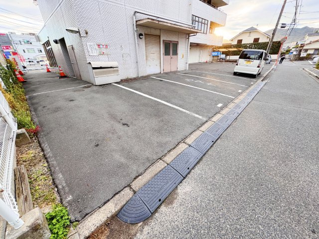 第5KSNビルの駐車場