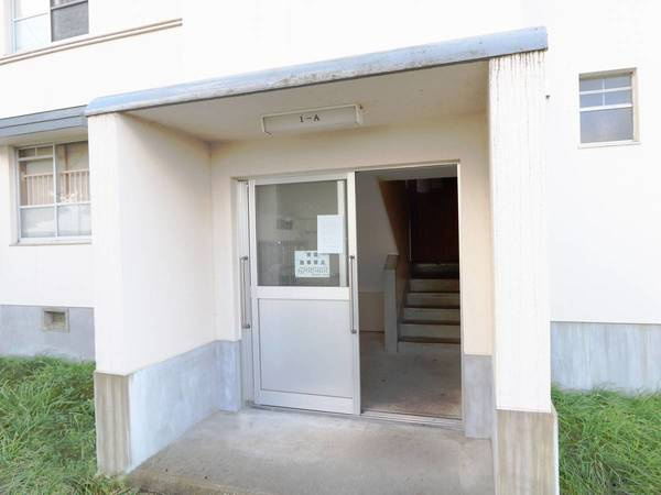 ビレッジハウス都南2号棟のエントランス