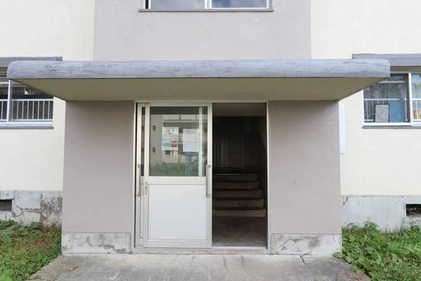 ビレッジハウス広宮沢3号棟のエントランス