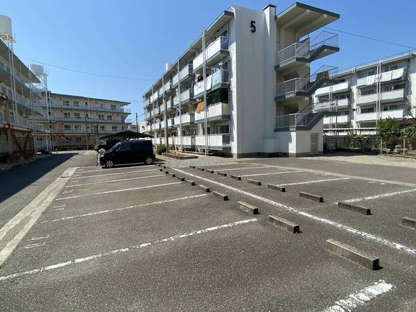 ビレッジハウス東二見2号棟の駐車場