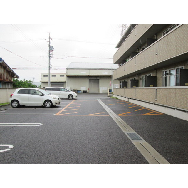 各務原市蘇原花園町３丁目のアパートの駐車場