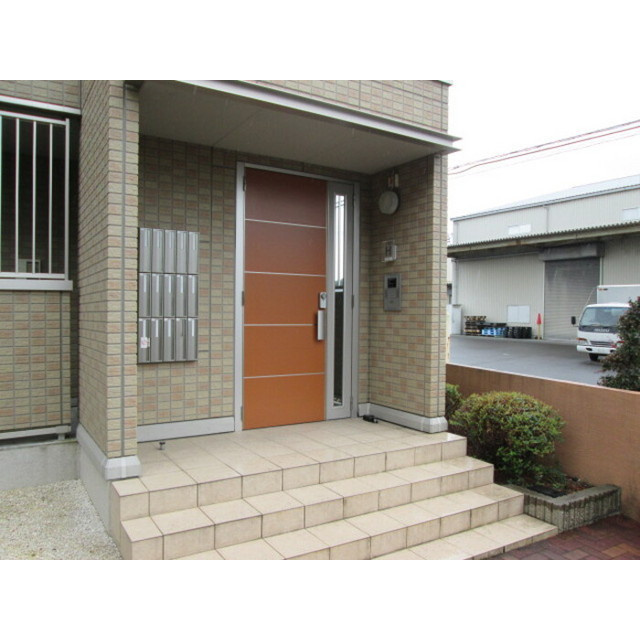 各務原市蘇原花園町３丁目のアパートのエントランス