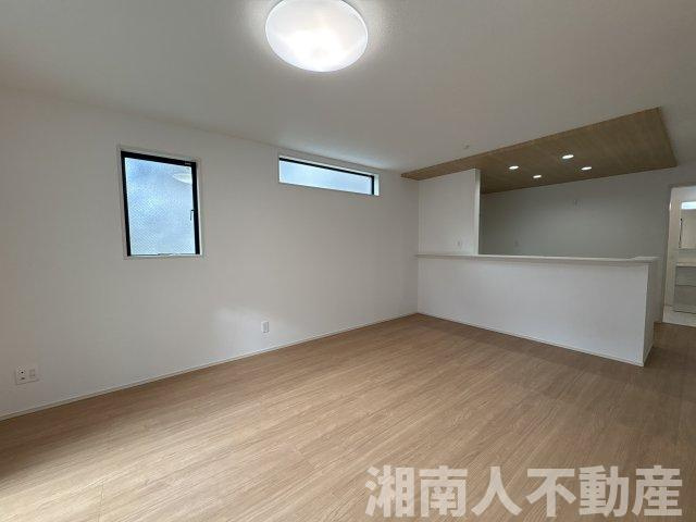 平塚市岡崎  新築戸建の居間・リビング|こちらの居間で趣味の時間をお楽しみください