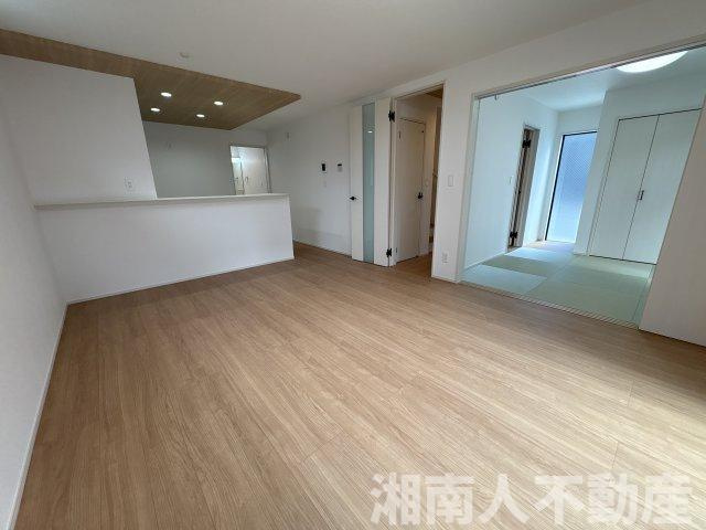 平塚市岡崎  新築戸建の居間・リビング|こちらのリビングで趣味の時間をお楽しみください