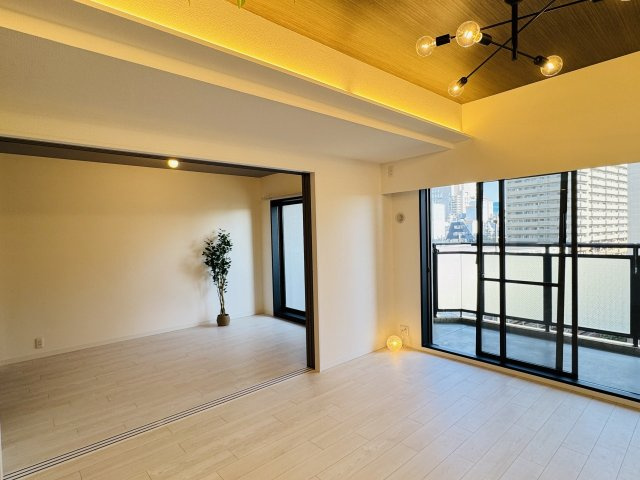 レールシティ八王子の居間・リビング|～12.6帖の明るいLDKで、家族団欒の時間をお過ごしいただけます～