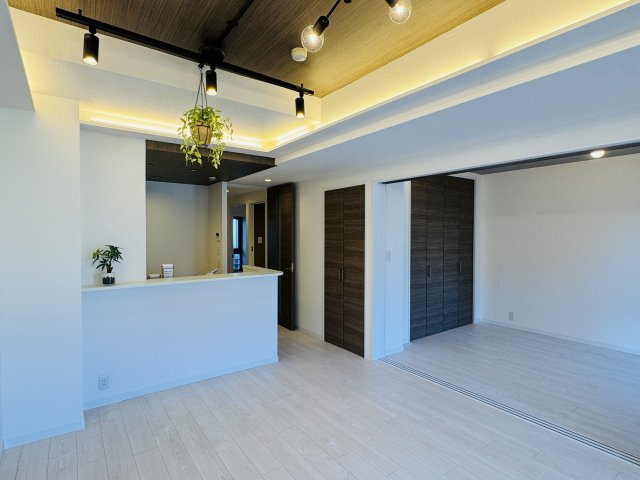 レールシティ八王子の居間・リビング|～12.6帖の明るいLDKで、家族団欒の時間をお過ごしいただけます～