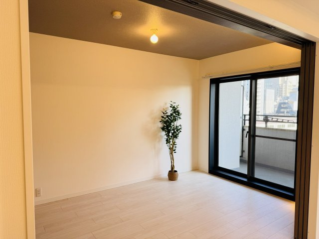 レールシティ八王子の子供部屋|～リビングに隣接している6.0帖の洋室です～