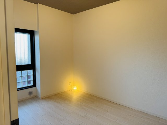 レールシティ八王子の寝室|～玄関入って左手、6.0帖の主寝室です～