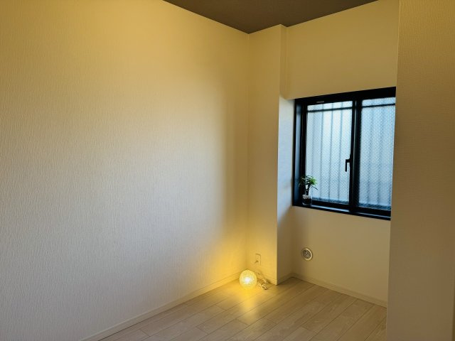 レールシティ八王子の洋室|～玄関入って右手、4.3帖の洋室です～