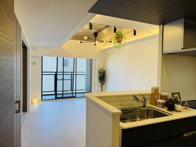 レールシティ八王子の居間・リビング|～12.6帖の明るいLDKで、家族団欒の時間をお過ごしいただけます～