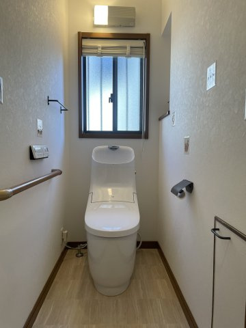 矢野南2丁目　一戸建てのトイレ|温水洗浄便座トイレも2019年に交換しています。ペーパーストックができる便利なニッチ棚があります。