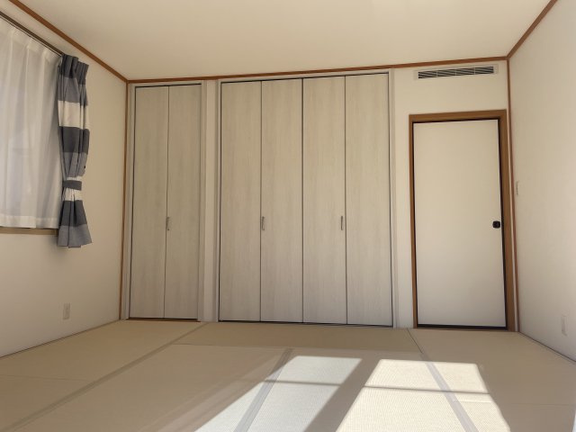 矢野南2丁目　一戸建ての和室|２階和室には収納が2つあり、物に合わせてたっぷりしまえて便利です。