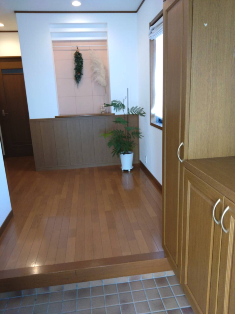 矢野南2丁目　一戸建ての玄関|ホールもゆとりがあり手摺も設置。安全性や快適性に配慮されたお住まいです。珪藻土の効果を発揮させるため紙クロスを使用しています。
